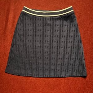 Short, fitted skirt in thick jersey with an elasticized waistband.